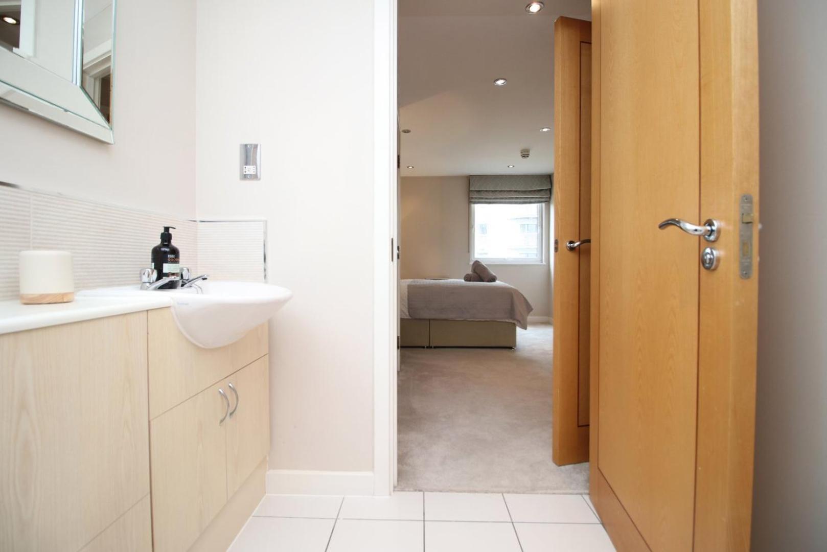 Perfect Getaway In Cardiff Marina Apartment Exterior photo